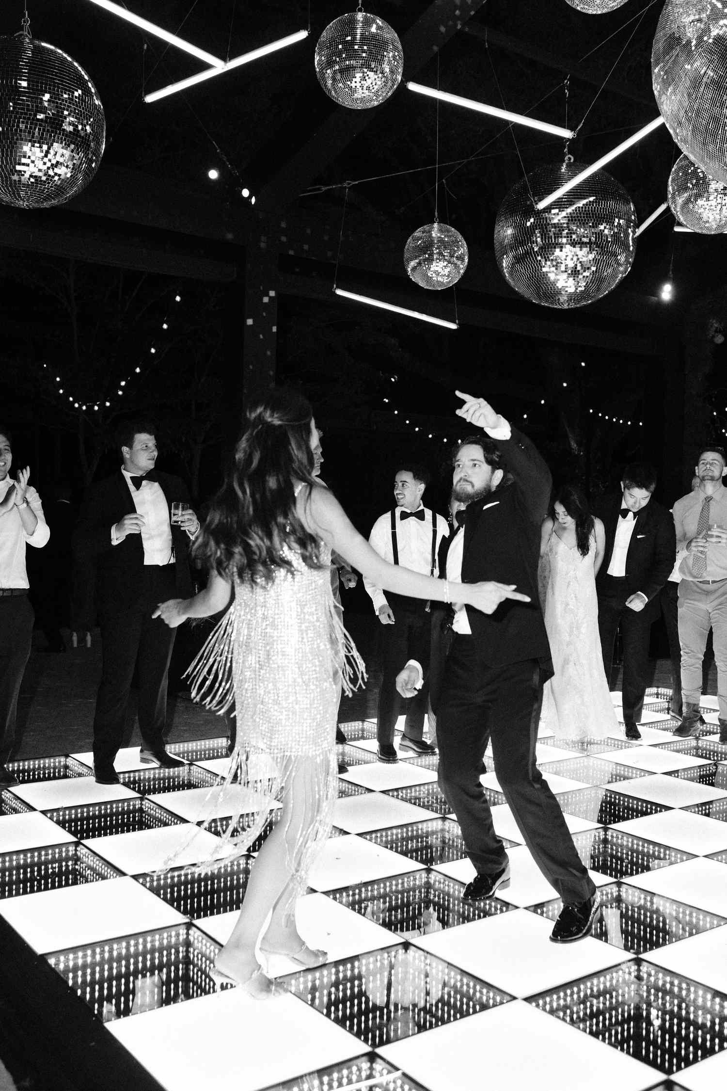 ミラーボールの下で踊るゲスト